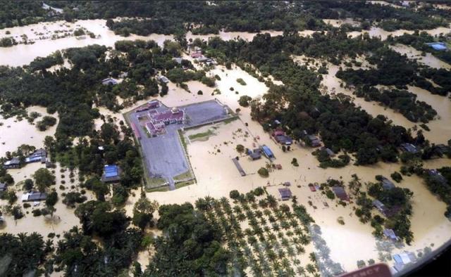 Fotografía aérea que muestra las inundaciones en la localidad de Kemaman en Malasia hoy, 29 de diciembre de 2015. Más de 1.700 personas han sido evacuadas debido a las fuertes lluvias que han causado diversas inundaciones en la zona. EFE/DEPARTAMENTO DE RESCATE DE TERENGGANU