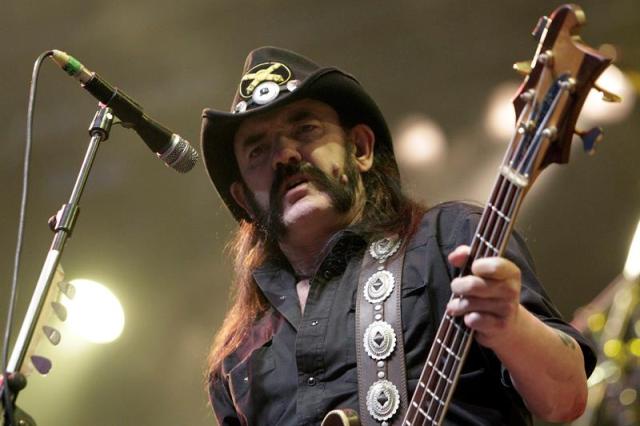 Fotografía de archivo tomada el 20 de julio de 2010 que muestra al cantante y líder de Motörhead, Lemmy Kilmister, durante un concierto en el Paleo Festival en Nyon (Suiza). Lemmy Kilmister, líder y cantante de la banda de heavy rock británica Motörhead, falleció hoy, 29 de diciembre de 2015, en Los Ángeles (EE.UU.) a los 70 años, informó la cuenta oficial del grupo en la red social Facebook. La formación de la banda experimentó numerosos cambios en las casi cuatro décadas en las que ha estado activa, pero Lemmy siempre se mantuvo al frente del grupo desde que lo fundó y hasta su fallecimiento. EFE/Salvatore Di Nolfi