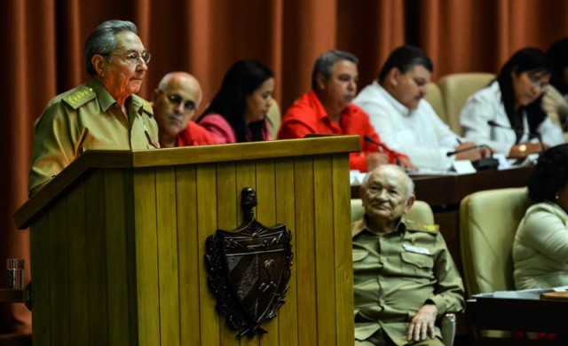 El presidente de Cuba, Raúl Castro, habla hoy, martes 29 de diciembre de 2015, en La Habana (Cuba), durante el segundo y último pleno del año de la Asamblea Nacional de Cuba (Parlamento unicameral), donde se analiza la marcha de las reformas económicas aplicadas en el país. EFE/Marcelino Vázquez