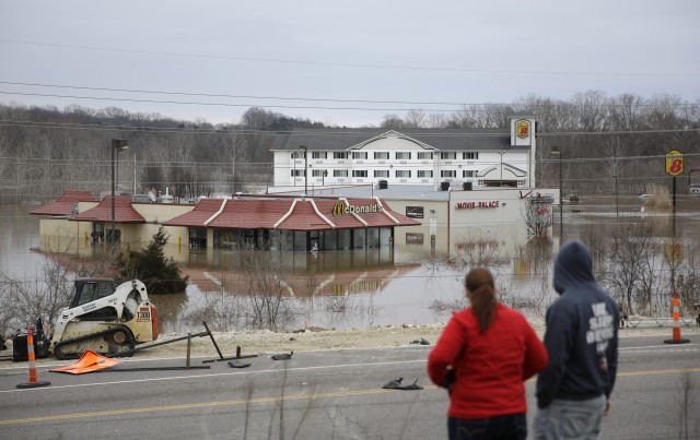 Dos personas se paran sobre una colina para tener una mejor vista de la inundación causada por el río Bourbeuse el martes 29 de diciembre de 2015, en Union, Missouri. Las inundaciones han obligado al cierre de carreteras y amenazan a cientos de casas. (Foto AP/Jeff Roberson)