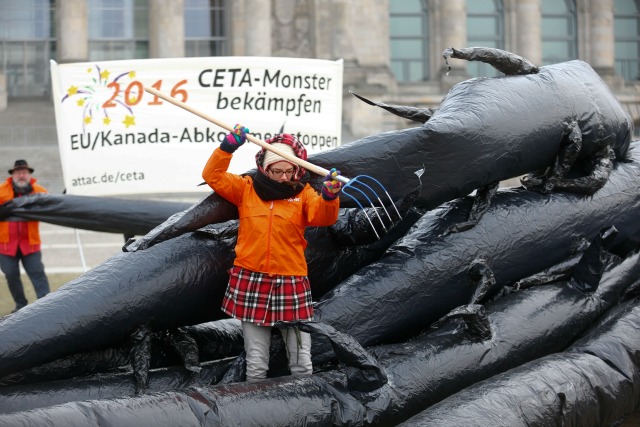 Activistas de la organización antiglobalización ATTAC (Asociación por la Tasación de las Transacciones financieras y la Ayuda a los Ciudadanos) protesta contra la planeada CETA pacto comercial (Acuerdo General de Economía y Comercio) con los EE.UU. y Canadá, en Berlín, Alemania 4 de enero de 2016. REUTERS / Hannibal Hanschke