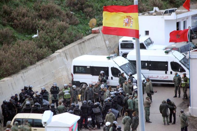 Un grupo de unos 200 inmigrantes subsaharianos han vuelto a protagonizar esta madrugada un intento de entrada masivo a la frontera norte que separa Ceuta de Marruecos, aunque finalmente todos ellos han sido controlados por la Gendarmería marroquí. Los inmigrantes empezaron a bajar por el monte marroquí de Beliones en dirección a la frontera pero fueron contenidos por la Gendarmería marroquí, que desplegó un importante dispositivo de seguridad en el entorno a la misma. EFE/Reduan