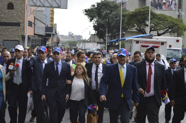 En video: La llegada de los diputados de la Unidad a la AN este #5E