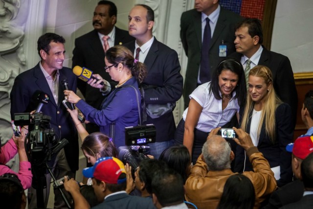 l excandidato presidencial Henrique Capriles (i) y Lilian Tintori (d), esposa del detenido Leopoldo López (d) asisten a la instalación de la Asamblea Nacional de Venezuela hoy, martes 5 de enero de 2016, en Caracas (Venezuela). Los diputados elegidos toman posesión hoy de sus cargos con lo que se pondrá fin a la hegemonía parlamentaria chavista de los últimos 17 años, después de que la oposición obtuviese el 6 de diciembre una mayoría de 112 diputados frente a los 55 conseguidos por el oficialismo. EFE/Miguel Gutiérrez