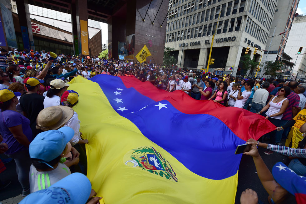 Batalla gobierno-oposición tras separación de poderes