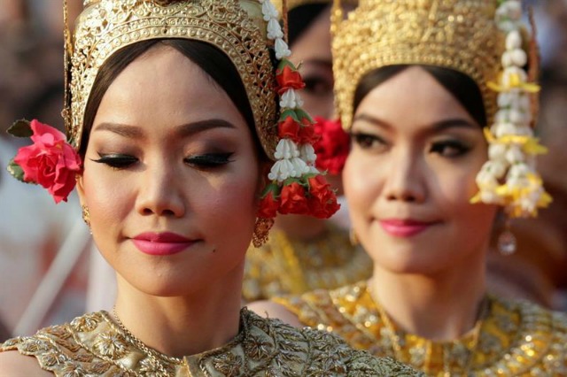 bailarinas de Camboya se presentan hoy, miércoles 06 de enero de 2016, durante la ceremonia de celebración del 37 aniversario del Día de la Victoria cuando derrocaron el régimen de Khmer Rouge en 1979 en Phnom Penh (Camboya). EFE/MAK REMISSA