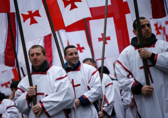 Los participantes marchan en la calle durante "Alilo", una procesión religiosa para celebrar la Navidad ortodoxa en Tbilisi, Georgia, 7 de enero de 2016. Los creyentes georgiana ortodoxa celebra la Navidad el 7 de enero, según el calendario juliano. REUTERS / David Mdzinarishvili