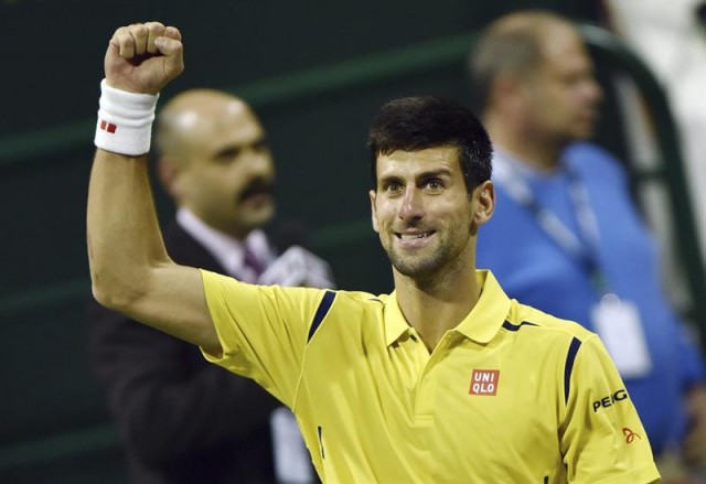 - El tenista serbio Novak Djokovic celebra su victoria por 6-3 y 7-6 (3) ante el checo Tomas Berdych en la semifinal del torneo de tenis de Doha, Catar hoy 8 de enero de 2016. Djokovic se enfrentará a Rafa Nadal en la final. EFE