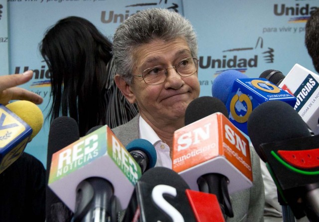 El congresista Henry Ramos Allup durante una rueda de prensa en su oficina en Caracas, Venezuela, el lunes 4 de enero de 2016.  (AP Foto/Fernando Llano)