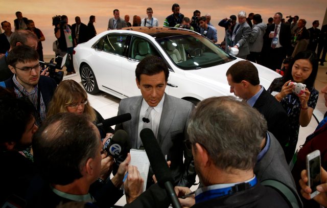 Mark Fields, presidente y CEO de Ford, habla durante la presentación del  Lincoln Continental 2017. Reuters