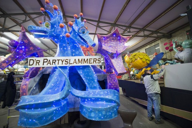 Los trabajadores pusieron los toques finales a un personaje de carnaval en un almacén el 13 de enero 2016, durante los preparativos para la Hoensbroek Carnaval 2016. El carnaval anual se desarrollará del 7 al 9 febrero.