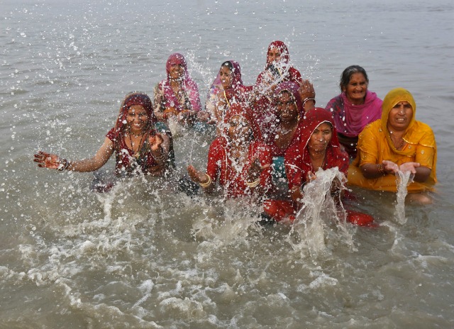 Peregrinos hindúes toman un baño en la confluencia de los ríos Ganges y la Bahía de Bengala, por delante del festival "Makar Sankranti" en la isla de Sagar, al sur de Calcuta, India, 13 de enero de 2016. Los monjes hindúes y peregrinos están haciendo su viaje anual en Sagar Island para el festival de un día de "Makar Sankranti" el viernes. REUTERS / Rupak De Chowdhuri