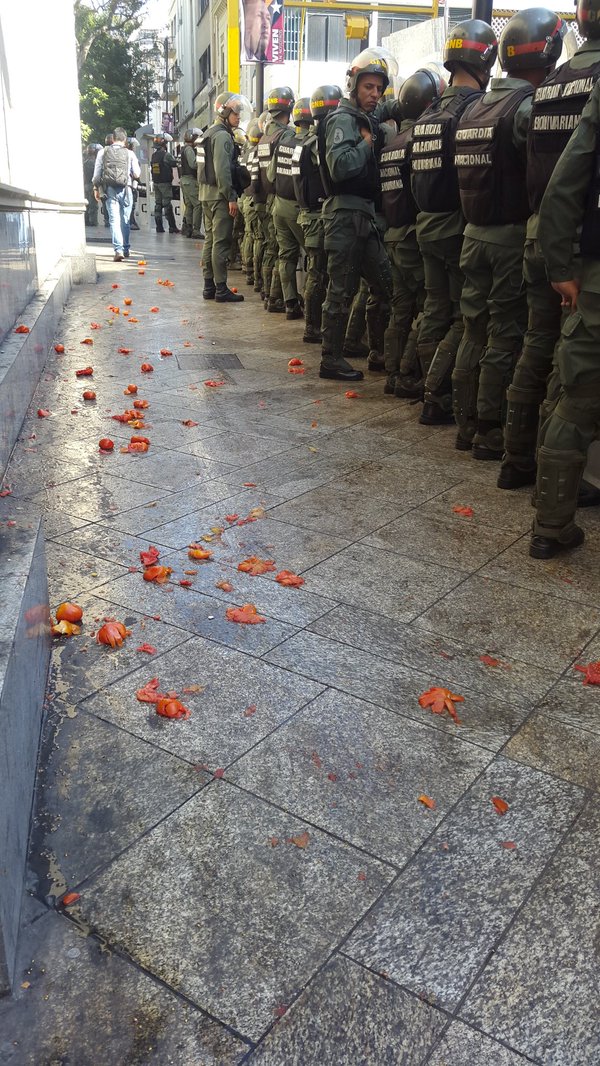 Chavistas lanzan tomates a diputados y periodistas en alrededores de la AN