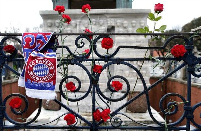  Claveles rojos y una bufanda del Bayern de Múnich colocados en homenaje a las víctimas junto a uno de los obeliscos de la explanada de Sultanahmet, escenario del atentado suicida de ayer en Estambul (Turquía), el 13 de enero de 2016. Un total de 10 personas, incluido el atacante, murieron en el atentado perpetrado ayer por un miembro del grupo terrorista Estado Islámico (Dáesh), según confirmó el primer ministro de Turquía, Ahmet Davutoglu. La Policía turca ha detenido hoy a 65 personas supuestamente vinculadas a ese grupo yihadista. EFE/SEDAT SUNA