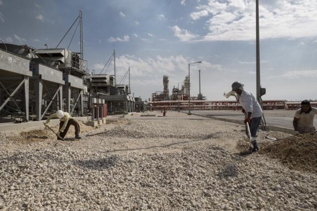 Trabajadores iranies en un campo de gas en Irán, el 19 de noviembre de 2015. Irán emitió una orden para aumentar la producción de petróleo en 500.000 barriles por día, dijo el lunes el viceministro de Petróleo del país citado por una agencia de noticias, implementando su política de elevar la producción tan pronto como fueran levantadas las sanciones. REUTERS/Raheb Homavandi/TIMA