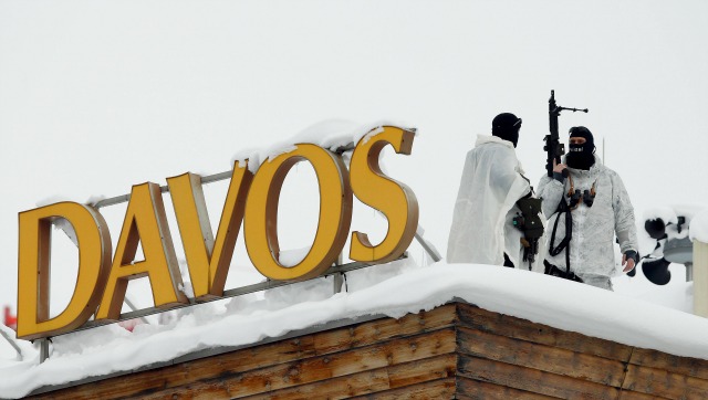 Funcionarios suizos especiales de policía observan los alrededores desde lo alto de la azotea de la Davos Congress Hotel antes de la Reunión Anual 2016 del Foro Económico Mundial (WEF) en Davos, Suiza 19 de enero de 2016. REUTERS / Ruben Sprich