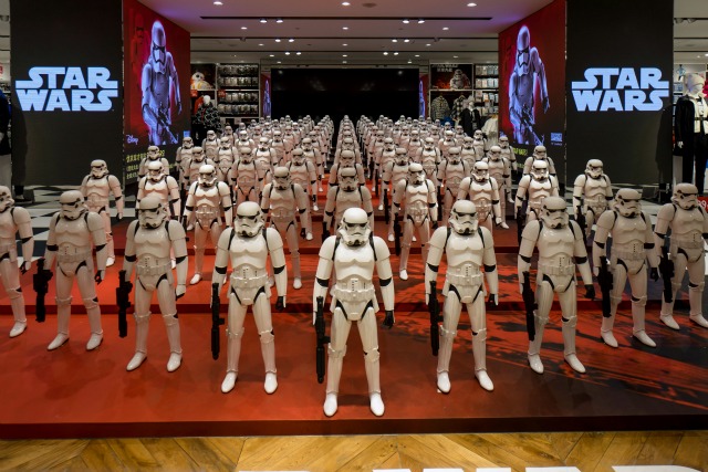 Modelos de Primer Orden Stormtrooper Batalla de Amigos de la película "Star Wars - La Fuerza despierta" se muestran en una tienda en Shanghai, China, 19 de enero de 2016. REUTERS / Stringer