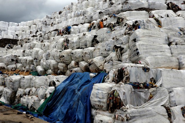 Una imagen tomada en 19 de enero 2016 muestra pilas de basura lleno en el puerto de la capital libanesa de Beirut.