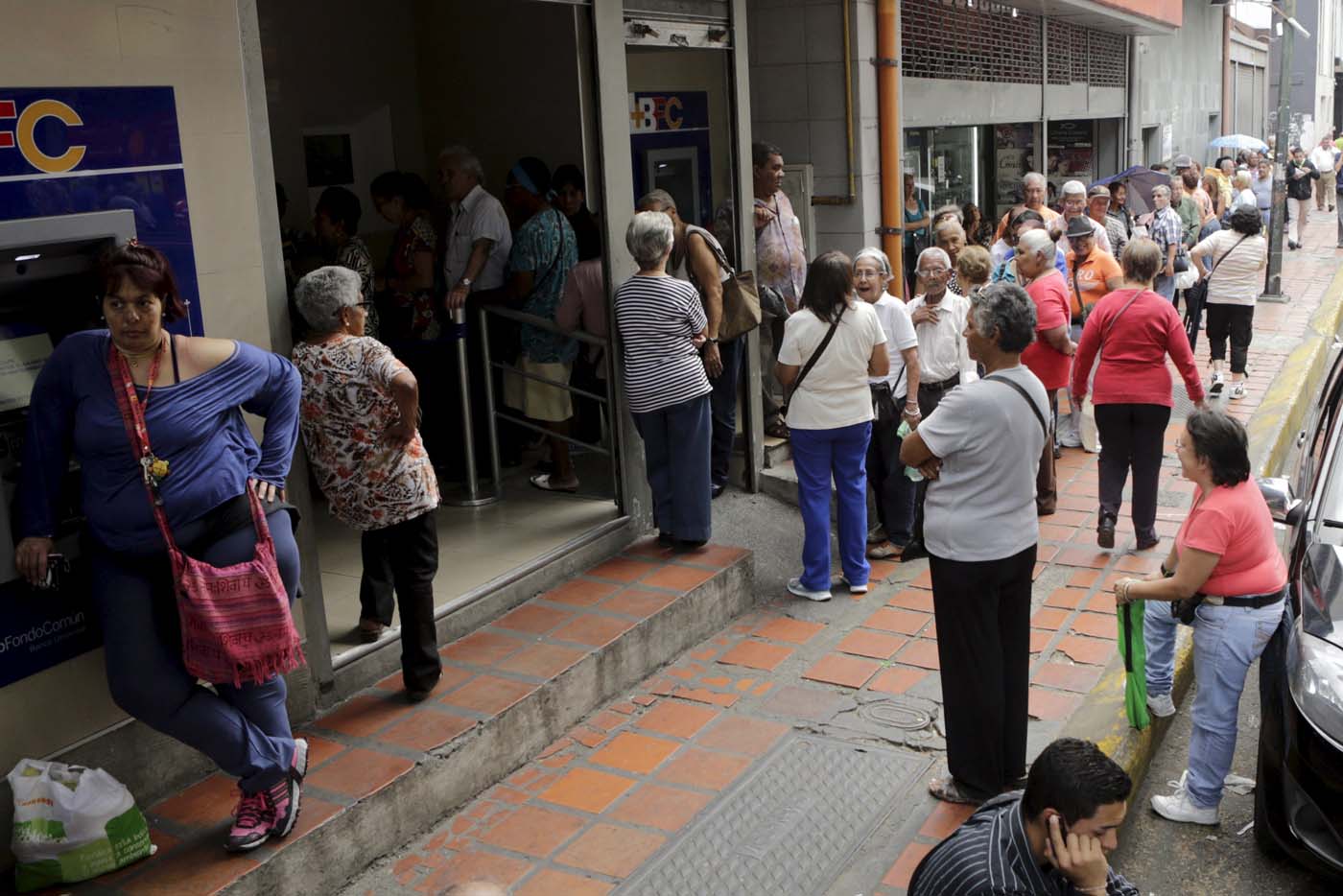 ¡Tres días en el banco! Abuelitos cobrarán pensión por terminal de la cédula