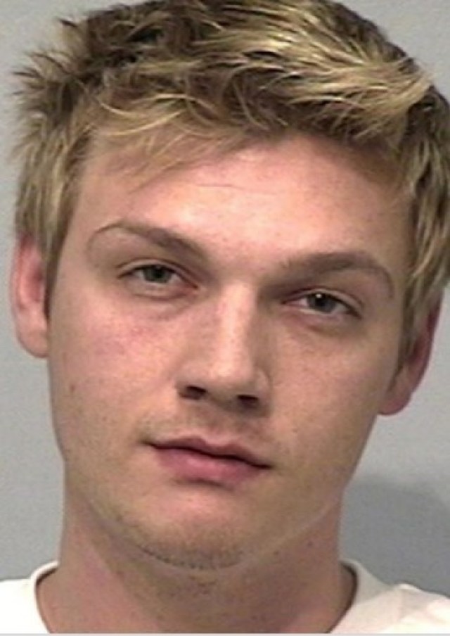 Nick Carter (35). Uno de los componentes de la famosa banda adolescente de los Back Street Boys ha vuelto a las portadas pero no precisamente por sus éxitos musicales. Según ha informado TMZ, el cantante fue detenido por una pelea en el local Hog's Breathe Saloon. Los agentes, tras pedirle educadamente que abandonase el local hasta en 10 ocasiones, se lo llevaron a la comisaría arrestado y acusado de delito menor de resistencia sin violencia.