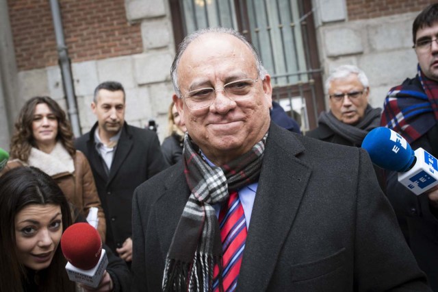 GRA266. MADRID, 22/01/2016.- El embajador de Venezuela, Mario Isea Bohórquez, a su salida del Ministerio español de Asuntos Exteriores, donde ha sido convocado por el Gobierno español, para expresarle el rechazo por las palabras del presidente Nicolás Maduro en las que califica al jefe del Ejecutivo, Mariano Rajoy, de "intervencionista, racista y colonialista" y pedirle explicaciones por el viaje a Caracas en un avión oficial de la Fuerza Aérea venezolana por miembros de los grupos políticos de Podemos, Cup y del entorno de ETA. EFE/Luca Piergiovanni