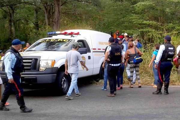En horas de la tarde del miércoles, las autoridades localizaron el tercer cadáver sumergido en aguas de la quebrada La Blanca. (Foto: Jhovan Valdivia).
