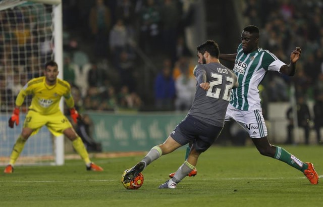 El centrocampista del Real Madrid Francisco Alarcón "Isco" (c), controla el balón junto al senegalés Alfred N'Diaye, del Real Betis, durante el partido correspondiente a la vigésimo primera jornada de Liga en Primera División en el estadio Benito Villamarín. EFE