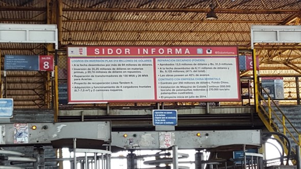 En el portón III de Sidor las vallas con la inversión destinada a la planta es solo un adorno. Los trabajadores no saben qué se hicieron los recursos ni los ven reflejados en la mejoría de la operatividad.