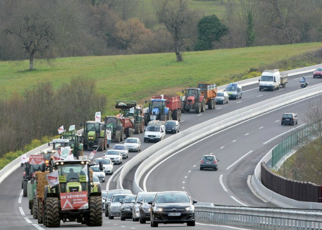 Los agricultores bloquean el acceso a Le Mans para protestar contra sus condiciones de trabajo francia