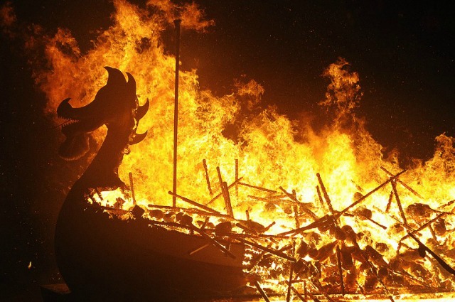 Quemaduras El barco vikingo durante el festival anual de Up Helly Aa en Lerwick, Islas Shetland, el 26 de enero de 2016. Up Helly Aa celebra la influencia de los vikingos escandinavos en las islas Shetland y culmina con un máximo de 1000 'géiseres' (hombres en traje ) lanzando antorchas encendidas en su barco vikingo y prenderle fuego más tarde en la noche.