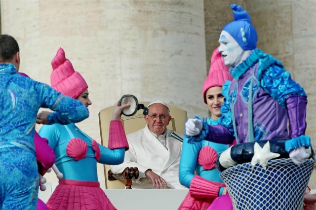 El papa Francisco observa a un grupo de artistas circenses durante la audiencia general de los miércoles en la plaza de San Pedro en el Vaticano hoy, 27 de enero de 2016. EFE/Alessandro Di Meo