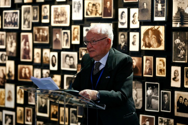 sobreviviente Asher Aud habla durante una ceremonia en la construcción de la llamada "Sauna" en el antiguo concentración y exterminio campo alemán nazi de Auschwitz-Birkenau cerca de Oswiecim, Polonia 27 de enero 2016, con motivo del 71th aniversario de la liberación del campo por las tropas soviéticas y para recordar a las víctimas del Holocausto. REUTERS / Kacper Pempel