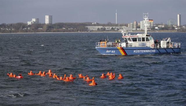 Varios agentes de la policía federal rescatan a sus compañeros, que juegan el papel de refugiados, durante un ejercicio de entrenamiento en el Mar Báltico en Neustadt, Alemania, hoy 28 de enero de 2016. La policía se prepara para las futuras misiones de la Agencia Europea de Fronteras Exteriores (Frontex). EFE/Axel Heimken