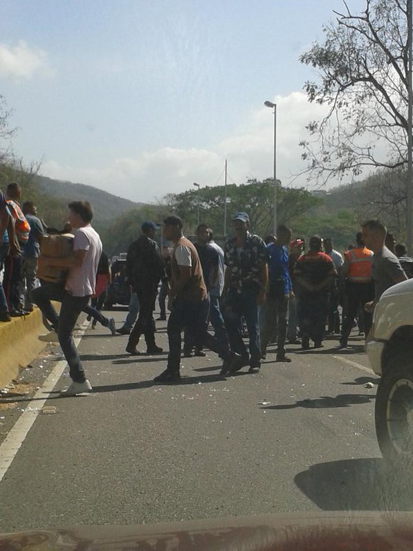 Saquearon gandola que transportaba carne en la ARC (Fotos)