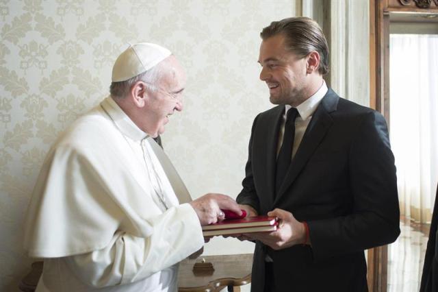 Fotografía facilitada por el Osservatore Romano que muestra al papa Francisco (i) junto al actor estadounidense Leonardo Di Caprio durante una audiencia privada en el Vaticano, hoy, 28 de enero de 2016. EFE/OSSERVATORE ROMANO