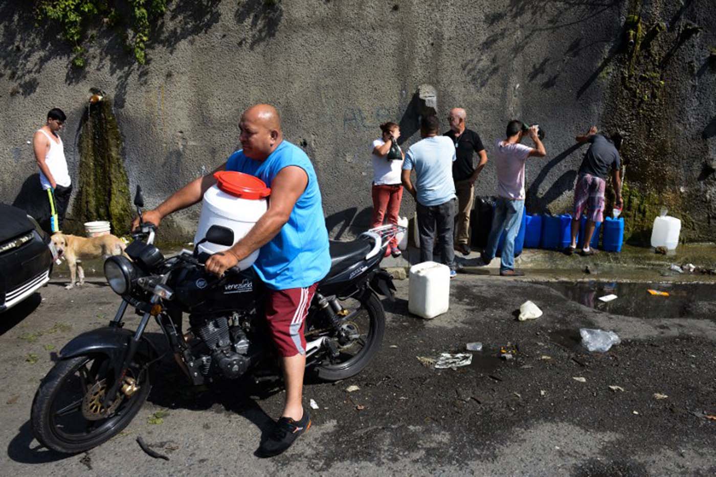 Habitantes de Catia La Mar sufren las de Caín sin agua ni transporte