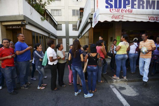 People queu in front a supermarket in Caracas, Venezuela on January 28, 2016. The economic debacle of Venezuela deepens as oil prices are bottoming out.  AFP   PHOTO/JUAN BARRETO / AFP / JUAN BARRETO