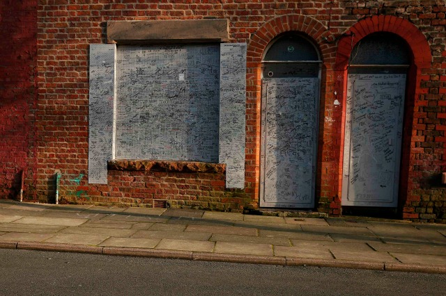 Graffiti cubre el exterior de la casa de la infancia de los Beatles baterista Ringo Starr en Liverpool el norte de Inglaterra, 1 de febrero de 2016. Los planes se están poniendo ante los consejos locales que ver la casa y otros hasta 200 casas abandonadas cerca reformadas y salvaron de la demolición. REUTERS / Phil Noble 