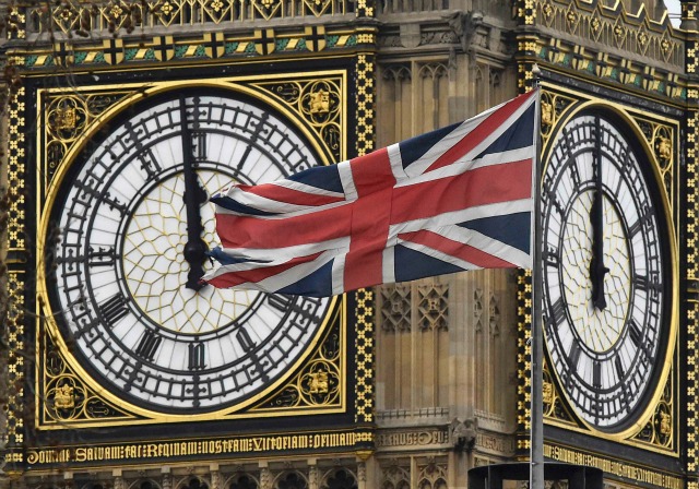 Una bandera británica Union Jack se ve que volaba cerca de una cara de la torre del reloj en las Casas del Parlamento en Londres, Gran Bretaña, 1 de febrero de 2016. La Comisión Europea ha preparado una propuesta sobre un "freno de bienestar" que Gran Bretaña podría aplicarse de inmediato para negar beneficios los pagos a los migrantes a trabajar, pero no ha sido compartida con otros gobiernos europeos, sin embargo, dijo que la Comisión de Monday.REUTERS / Toby Melville