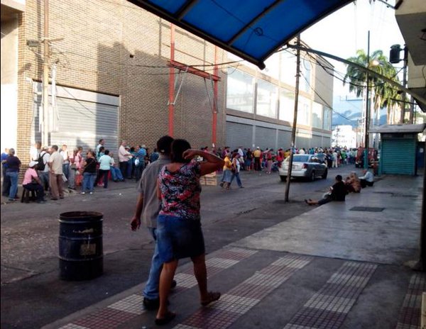 Así están las colas en los supermercados este lunes #1F