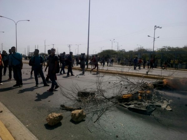 Estudiantes de la Universidad Experimental Fco. De Miranda en Punto Fijo protagonizaron fuertes protestas (Fotos)