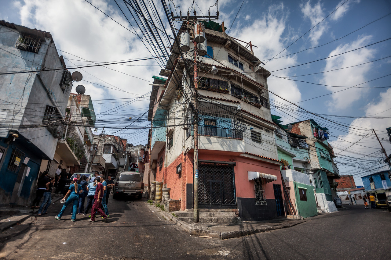 Más de 30 familias del 23 de Enero huyeron de la guerra entre colectivos y bandas