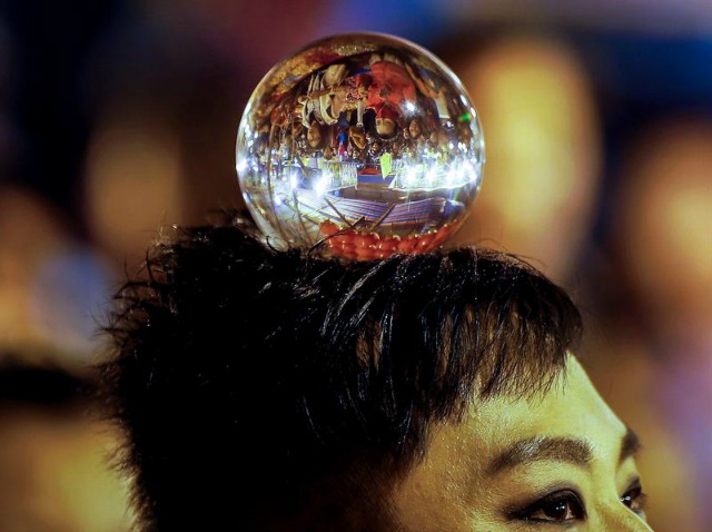  Una artista baila con una bola de cristal sobre la cabeza durante los preparativos para el Año Nuevo chino en Taipei (Taiwán) hoy, 4 de febrero de 2016. El Año Nuevo Lunar o Festival de Primavera se celebra este año el 8 de febrero para dar inicio al Año del Mono. EFE/Ritchie B. Tongo