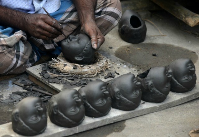 Un artista indio trabaja en las caras de los ídolos de la diosa hindú Saraswati en el pueblo de artesanos, conocido localmente como Kumartuli, en Siliguri de febrero 4,2016. Saraswati es la diosa hindú de la educación, y será adorado en todo el país de febrero 13.AFP FOTO / Diptendu DUTTA