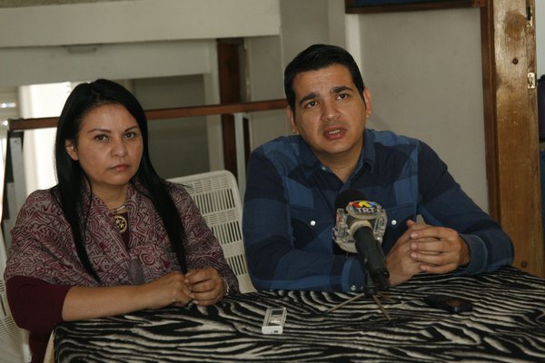 Marcos Ruíz, representante del SNTP, estuvo acompañado de la Secretaria regional del Colegio de Periodistas, Sandra Rondón / Foto cortesía:  La Nación