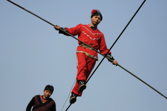 Acróbatas realizan en la cuerda floja como el Año Nuevo Lunar chino, que da la bienvenida al año del mono, se celebra en el parque de Daguanyuan, en Beijing, China, 10 de febrero de 2016. REUTERS / Damir Sagolj