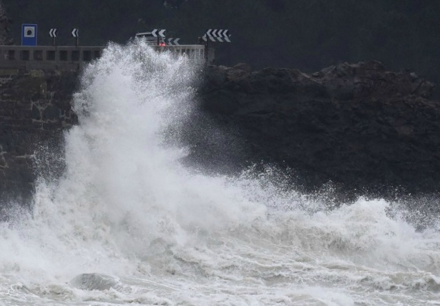 Una imagen tomada el 10 de febrero el año 2016 muestra olas golpeando un muro de contención en el norte del pueblo español de Zumaia. Las alertas se han emitido con olas peligrosas a lo largo de la costa vasca. / AFP