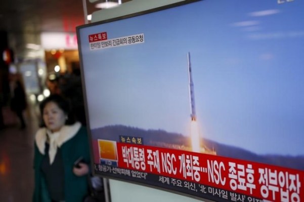 Una persona camina junto a una pantalla de televisor que muestra una noticia sobre el lanzamiento de un cohete de largo alcance por parte de Corea del Norte, en una estación de trenes en Seúl, Corea del Sur, 7 de febrero de 2016. Japón dijo el miércoles que impondría sanciones a Corea del Norte tras el lanzamiento de un satélite considerado por Washington y sus aliados, incluyendo a Tokio, como un encubrimiento para el desarrollo de tecnología de misiles balísticos que podrían ser usados para un arma nuclear. REUTERS/Kim Hong-Ji