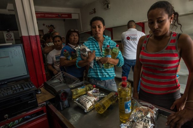 Una fila para comprar bienes escasos, como aceite y leche en polvo, en una tienda del gobierno en Puerto Cabello, Venezuela. Foto: Meridith Kohut para The New York Time