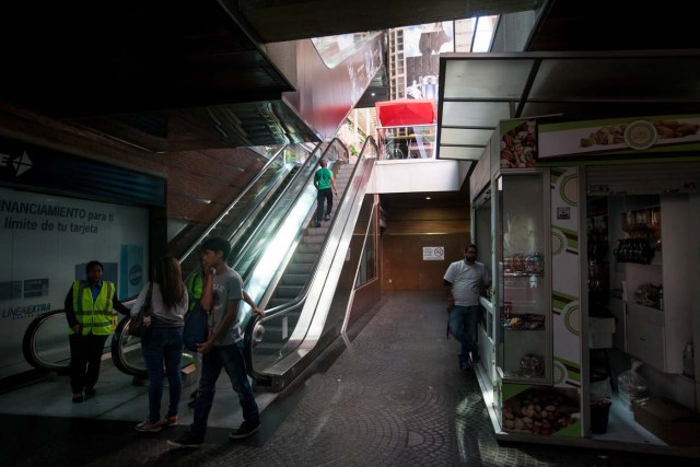 CAR03. CARACAS (VENEZUELA), 10/02/2016.- Clientes de un centro comercial suben por las escaleras eléctricas, apagadas por el racionamiento, hoy, miércoles 10 de febrero de 2016, en Caracas (Venezuela). Los centros comerciales de Venezuela iniciaron hoy sus actividades con un horario restringido que los lleva a trabajar durante un promedio de cuatro horas diarias, una situación que elevó las alarmas de las organizaciones relacionadas con el sector que auguran pérdidas de dinero y empleos. EFE/Miguel Gutiérrez